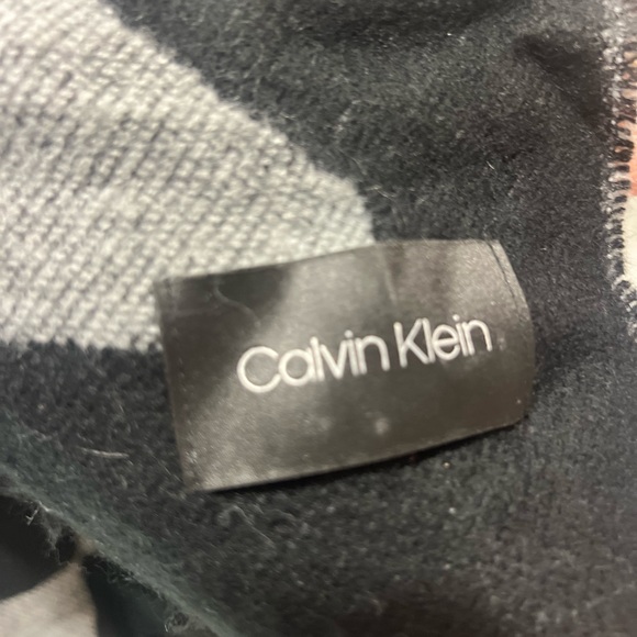 Calvin Klein winter cover shawl - Picture 2 of 6